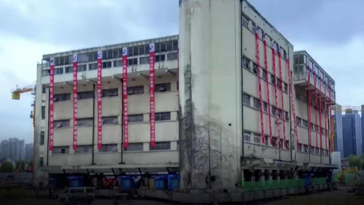 Watch an Entire Building Walk to Its New Location_1