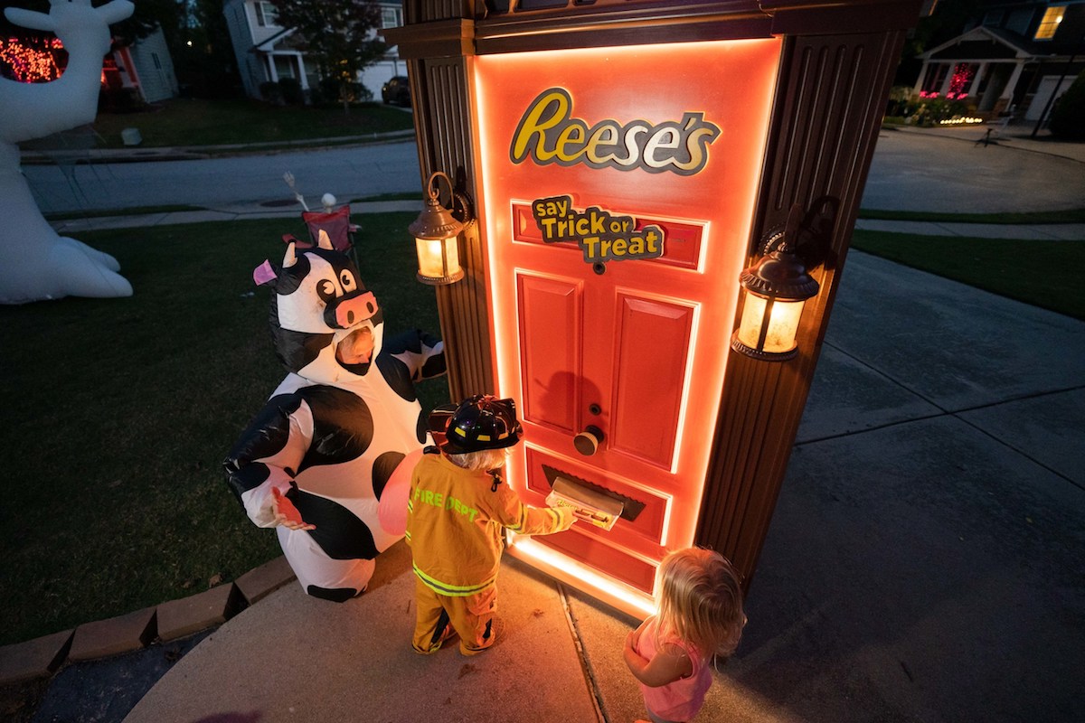 Reese's Trick-or-Treat Door Will Bring Halloween to You_1