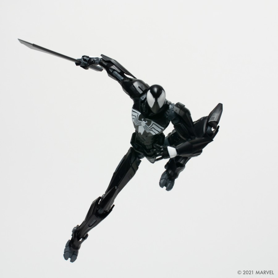 Mondo's Marvel Mecha black costume figure posted for battle.