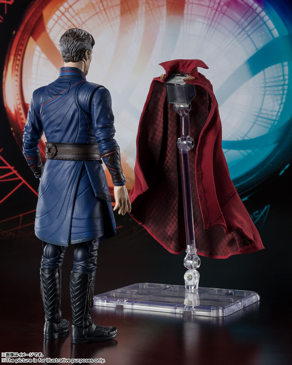 Doctor Strange figure has a removable cloth cloak of levitation.