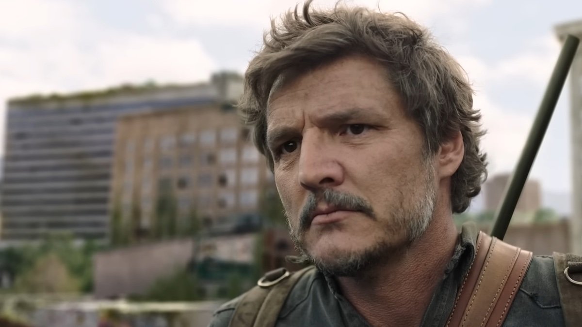 Joel de Pedro Pascal a l'air sévère avec un fusil sur le dos dans The Last of Us