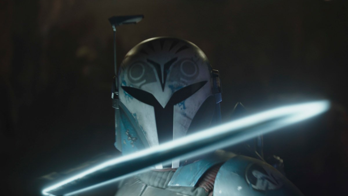 A helmeted Bo-Katan Kryze wields the Darksaber in The Mandalorian