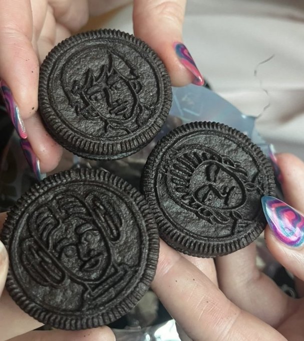 STAR WARS Oreos’ Sugar Crystal Creme Is Galactically Good—A Cookie Review