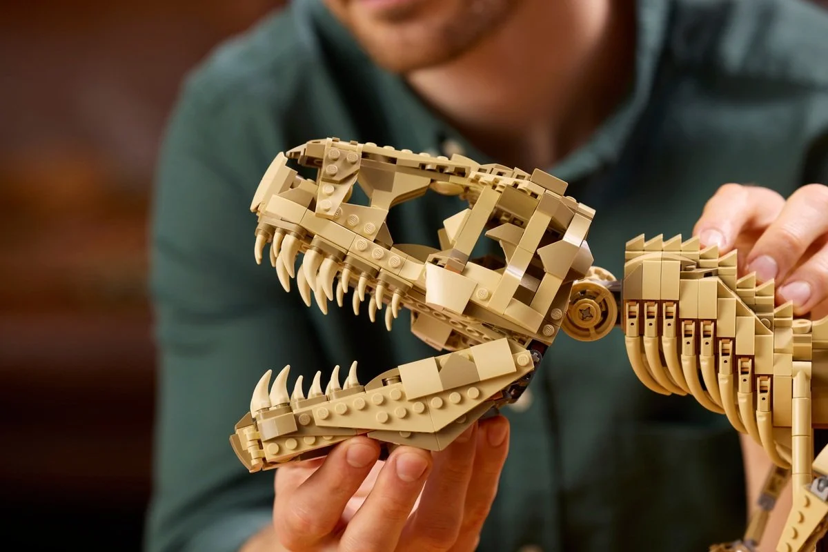 The opening and closing jaws of the LEGO Jurassic World T-rex fossil head.