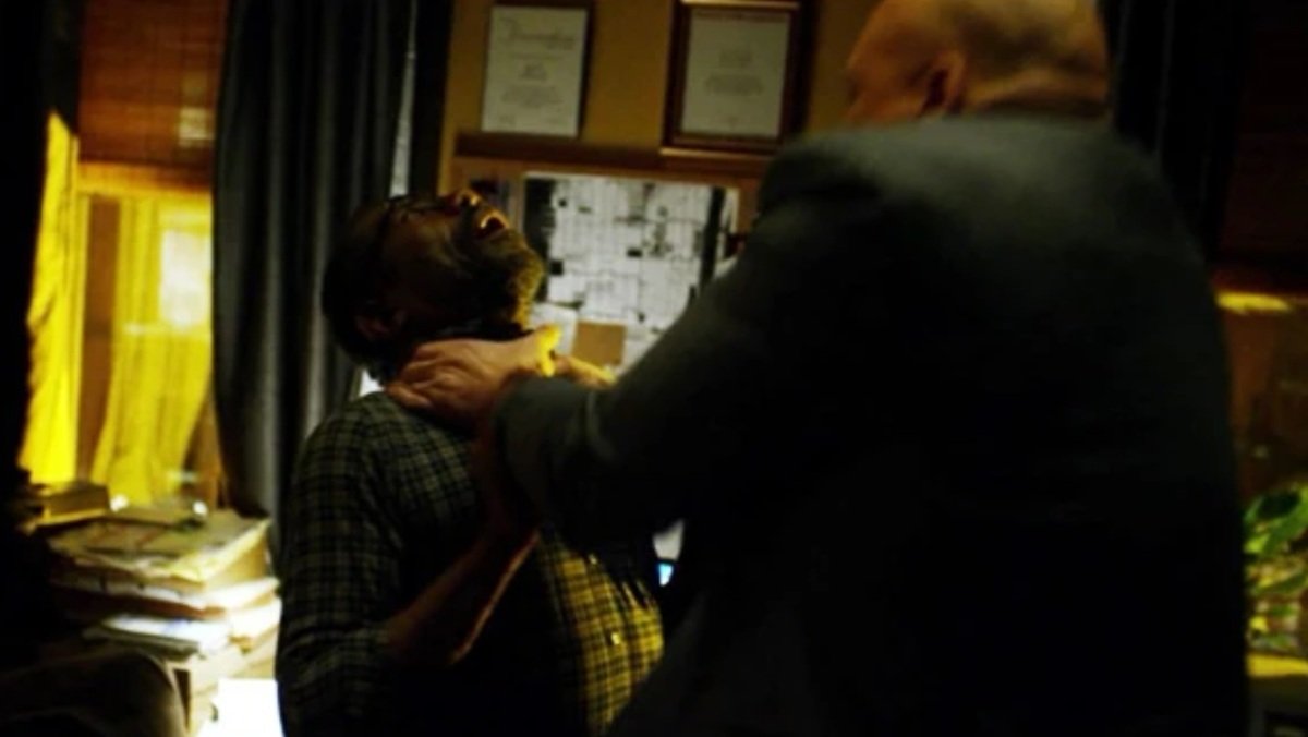 Wilson Fisk (Vincent D'Onofrio) murders Ben Urich (Vondie Curtis-Hall) in the original Daredevil Netflix series.