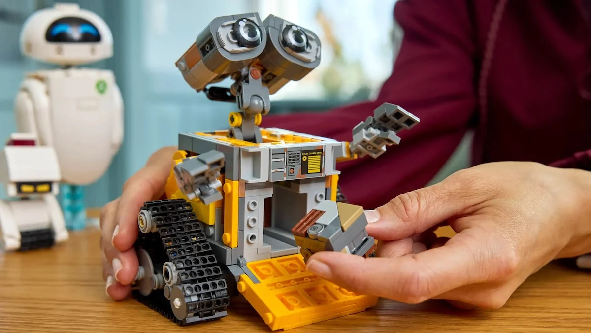 WALL-E and EVE Lego set on display with WALL-E in the foreground