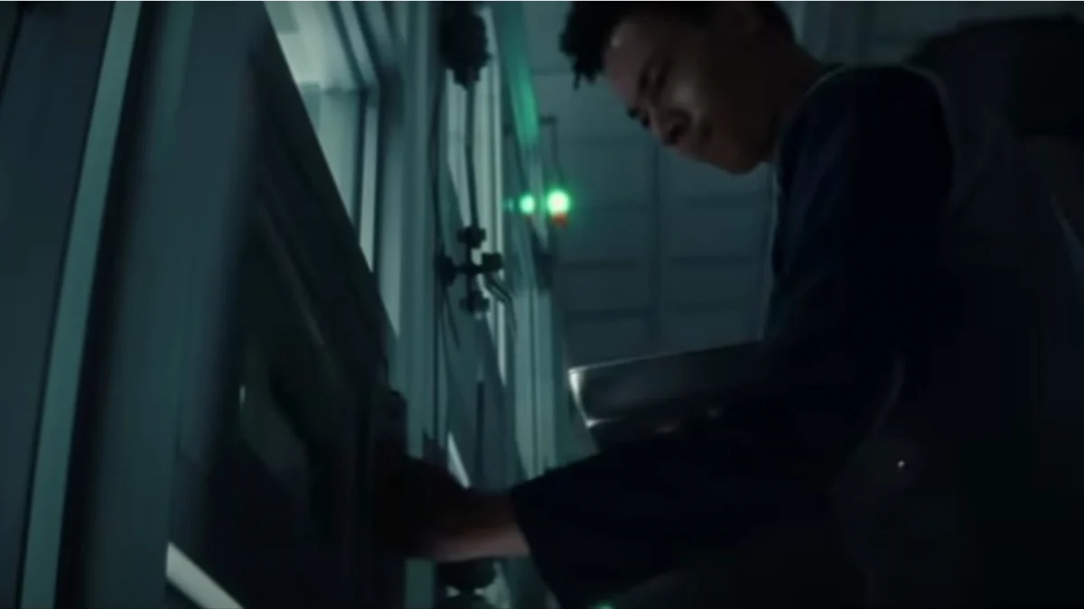 The synth hybrid Tootles opens the cell of the alien fly in Alien: Earth.