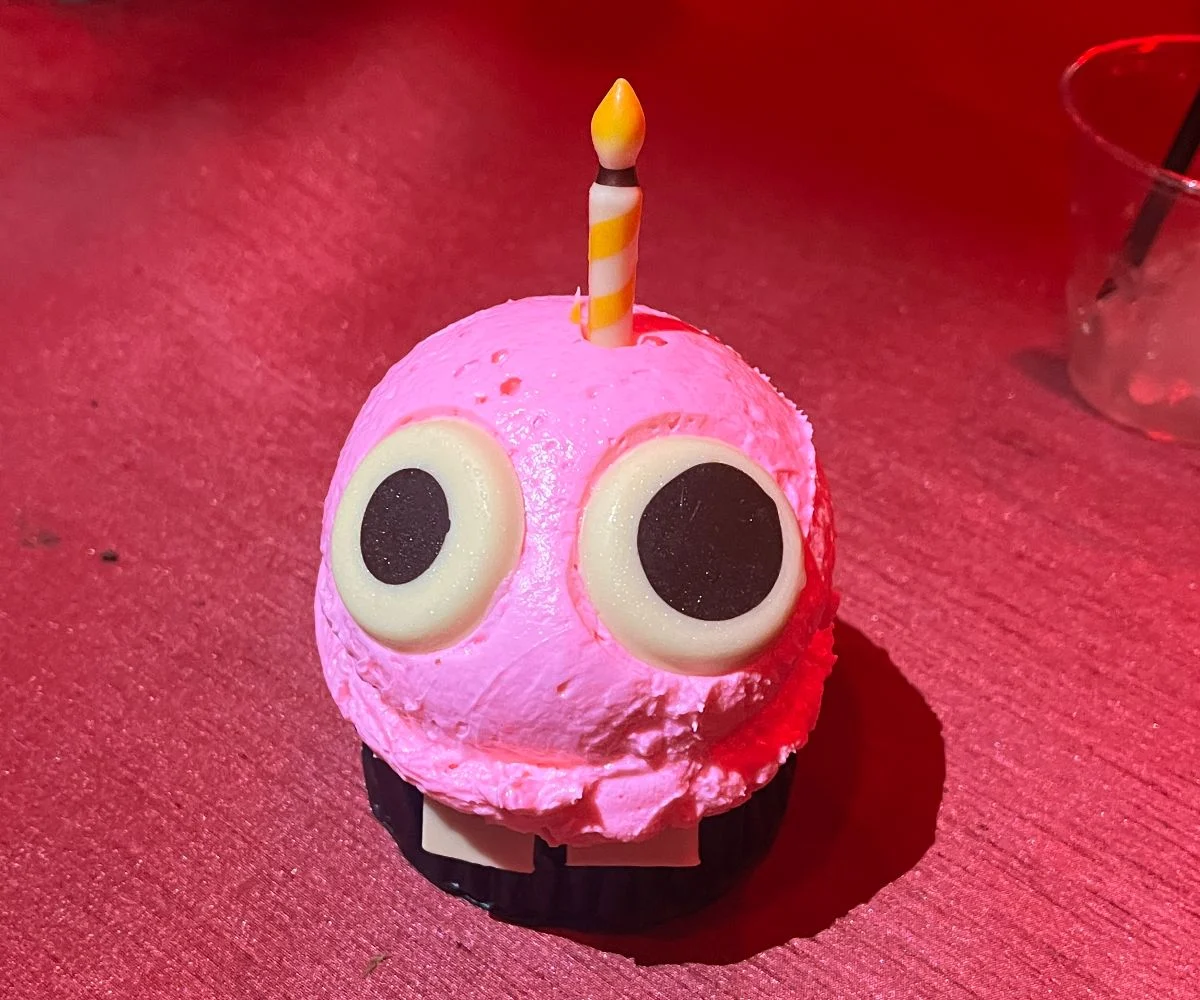 best Halloween Horror Nights 2025 food Universal Orlando Mr cupcake solo (1)